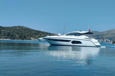 Azimut 43 2017 www.navigobyy.com t01