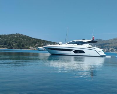Azimut 43 2017 www.navigobyy.com t01