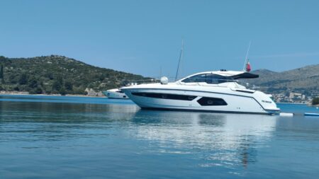 Azimut 43 2017 www.navigobyy.com t01