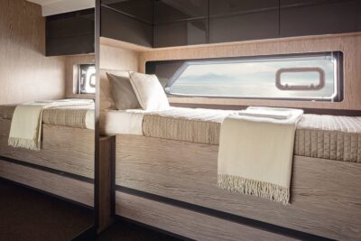 Azimut 43 2017 www.navigobyy.com t10