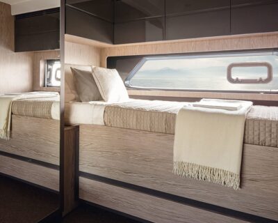 Azimut 43 2017 www.navigobyy.com t10