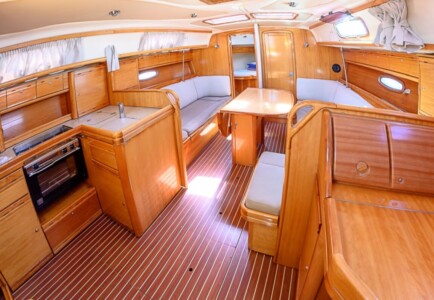 Bavaria 37 Cruiser 5 Bavaria 37 Cruiser 2007 interior