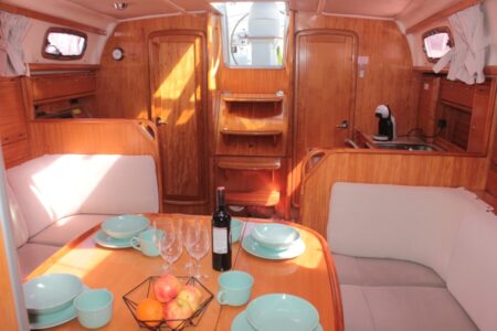 Bavaria 37 Cruiser 18 Bavaria 37 Cruiser 2007 interior mesa