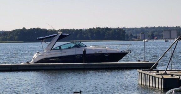 Monterey 290 CR 2 Monterey 290 CR 2007 on a lake