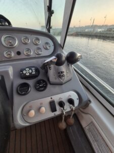 Cruisers Yachts 370 Express 9