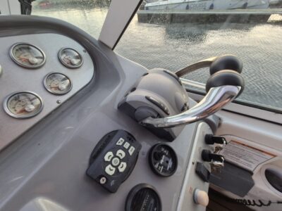 Cruisers Yachts 370 Express 10