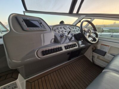 Cruisers Yachts 370 Express 13
