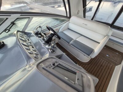 Cruisers Yachts 370 Express 17