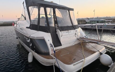 Cruisers Yachts 370 Express 4