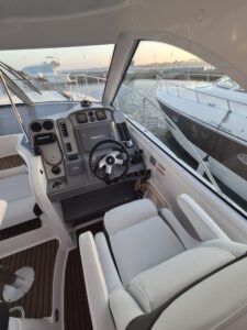 Cruisers Yachts 390 Coupe 8
