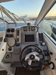 Cruisers Yachts 390 Coupe 9