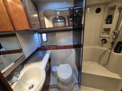 Cruisers Yachts 390 Coupe 27