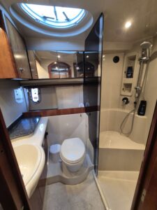 Cruisers Yachts 390 Coupe 28