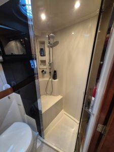 Cruisers Yachts 390 Coupe 29