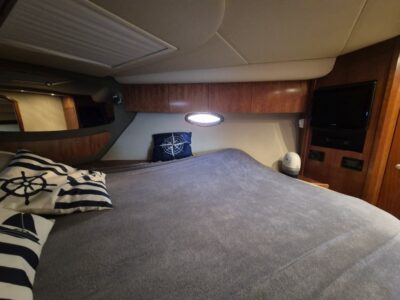 Cruisers Yachts 390 Coupe 34